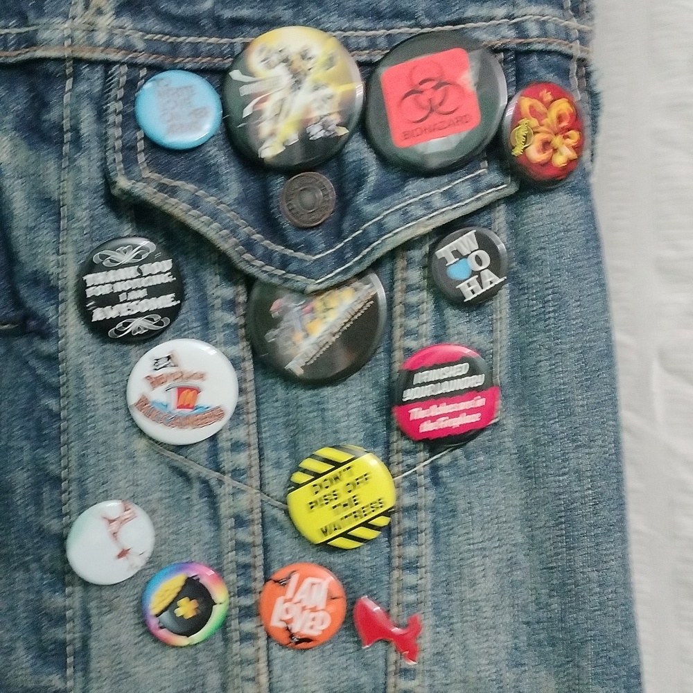 Levis Denim Vest with Assorted Pins - Picture 5 of 9